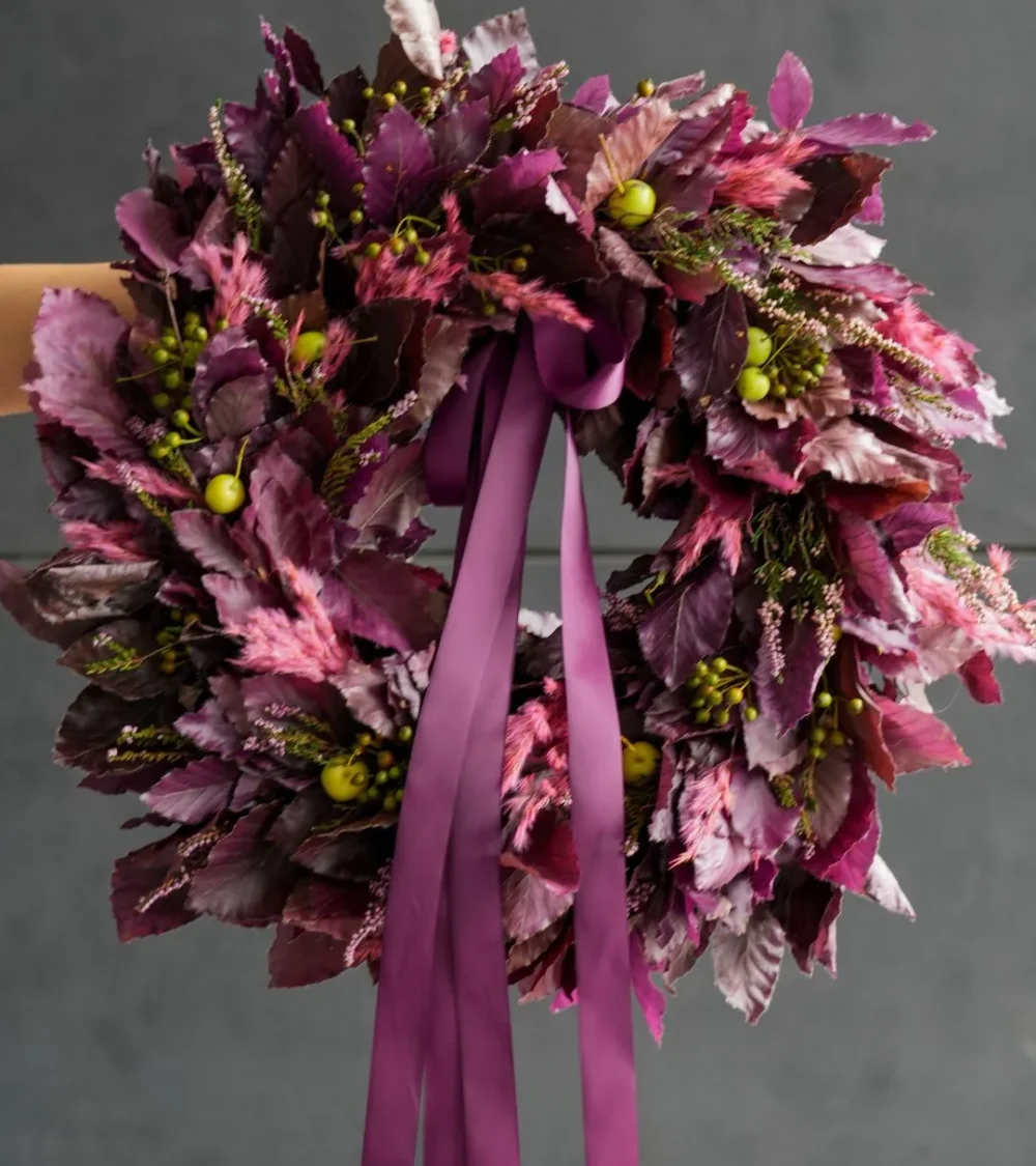 Wianek jesienny premium BURGUND 45 cm na tle ściany - Projekt Kwiaty Gdańsk